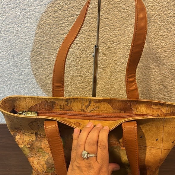 Prim Classe Shoulder Bag - Picture 11 of 13